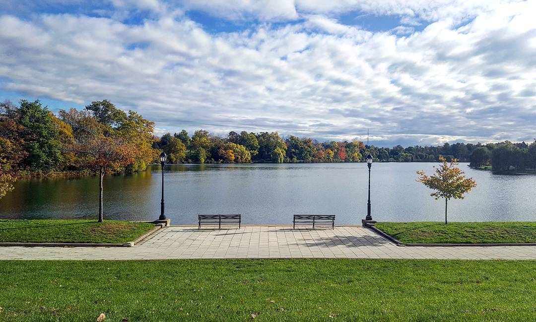 Hoyt Lake in Delaware Park, photo by Rosalle, @buffalocakepops