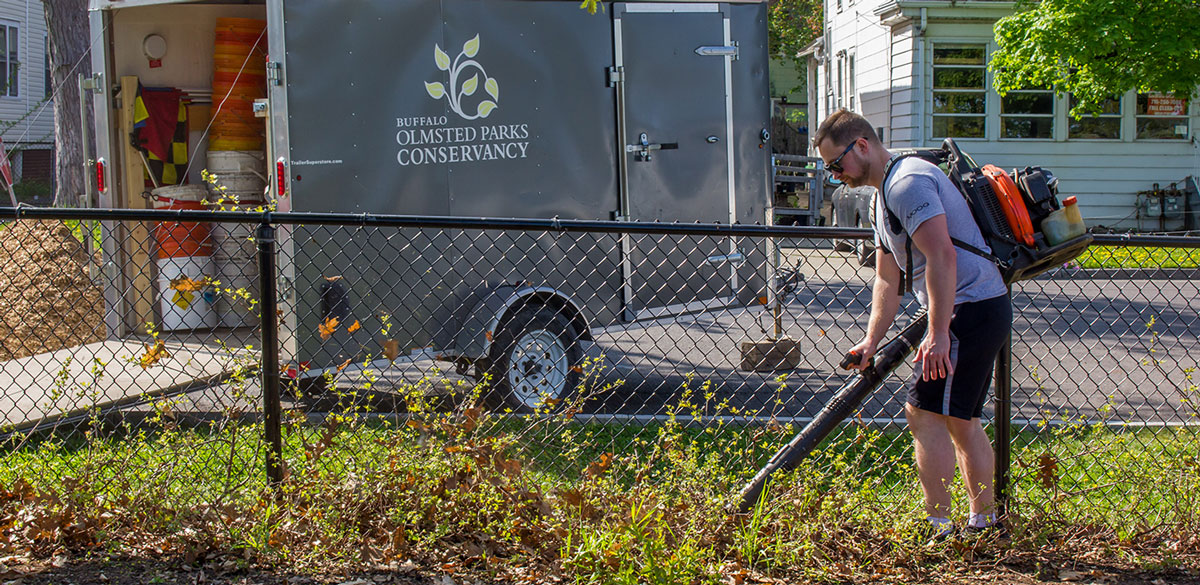 Volunteer at Riverside Park leaf blowing